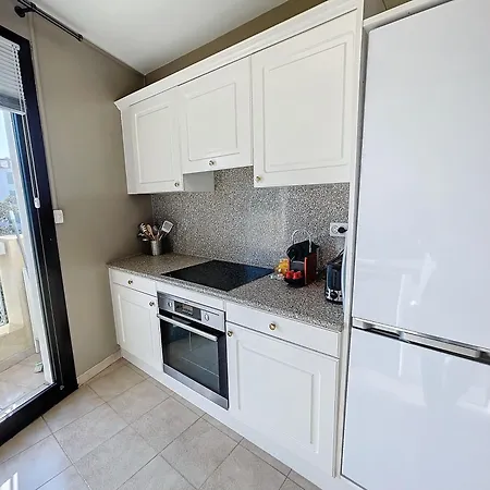 Bright And Vast 1br Balcony Parking Heart Of Town 1 Mn Apartmán