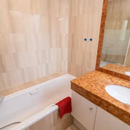아파트 Bright And Vast 1br Balcony Parking Heart Of Town 1 Mn